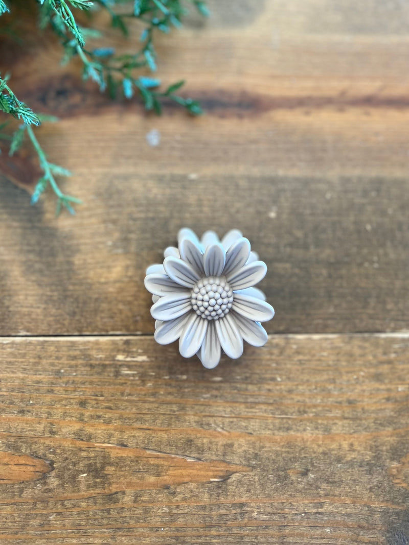 Mini Daisy Claw Clip - 8 Colors