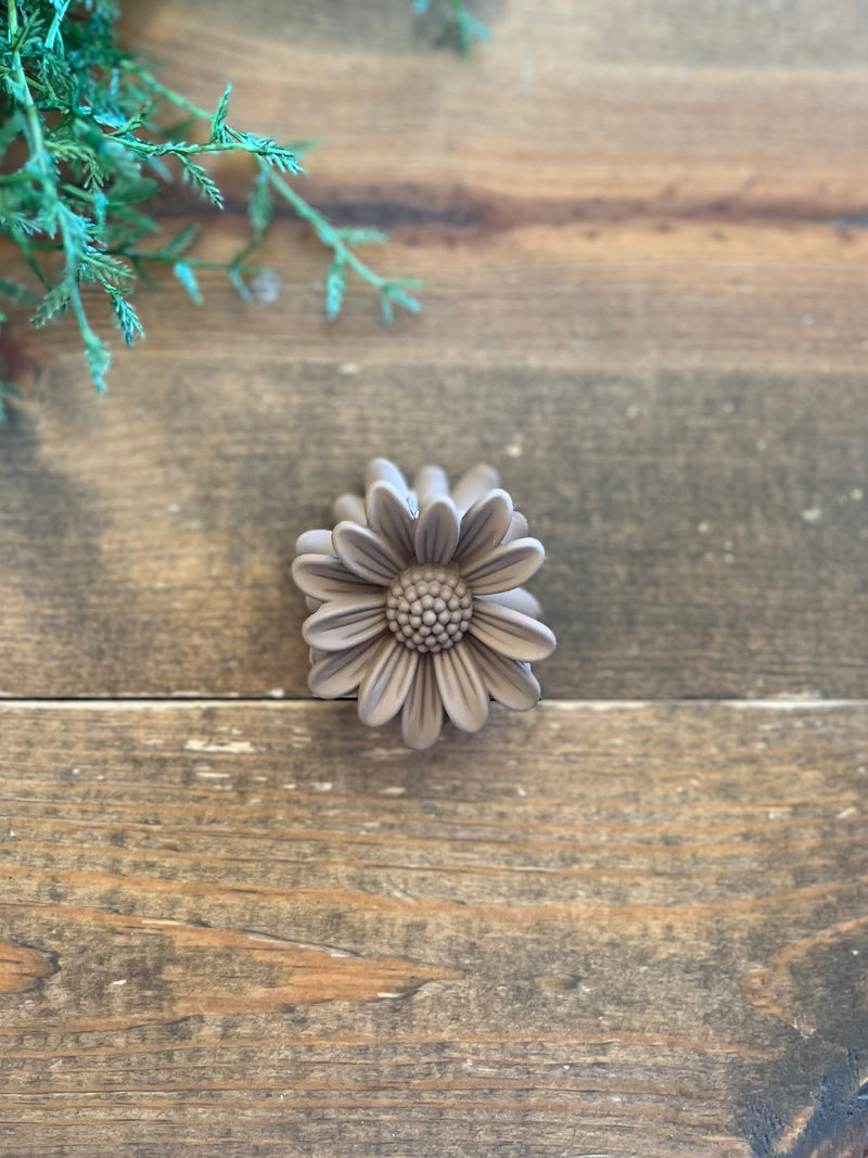 Mini Daisy Claw Clip - 8 Colors